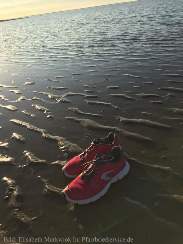 schuhe im sand by elisabeth markwiok pfarrbriefservice